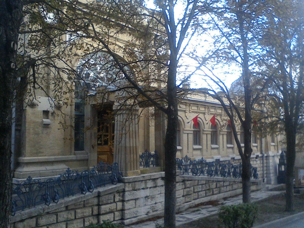 Пушкинские ванны в центральном ущелье (так!) Пятигорска - в самом начале проспекта Кирова.