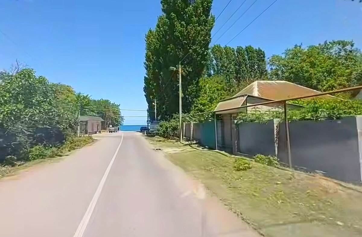 Посёлок Приморский, чуть дальше виднеется море.