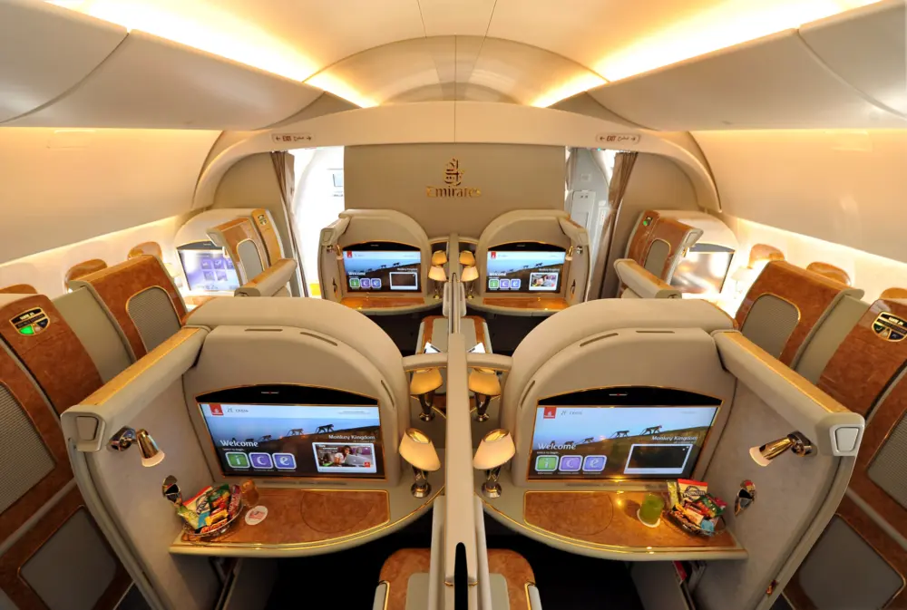 Класс first. Airbus a380 Emirates первый класс. Первый класс Эмирейтс а380. Самолет Emirates a380 салон. Airbus a380 Emirates салон.