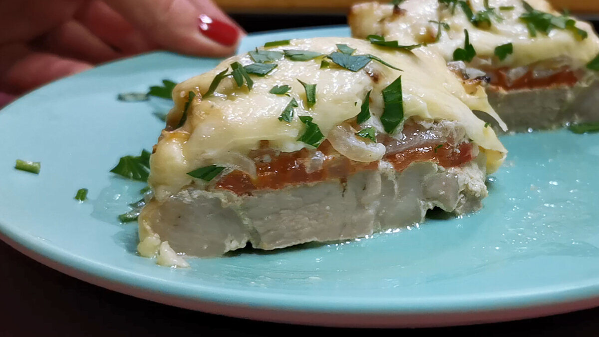 Мясо надрезаю кубиком, а лук заправляю сметаной. Мясное блюдо в духовке под "шубкой", которое я готовлю на праздничный стол