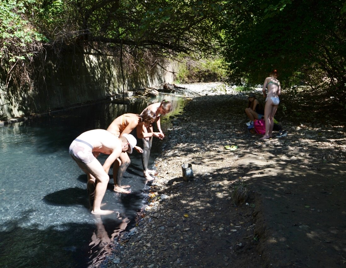 Речка Мацеста, из дна бьют горячие ключи целебной сероводородной воды и рядом целебная грязь