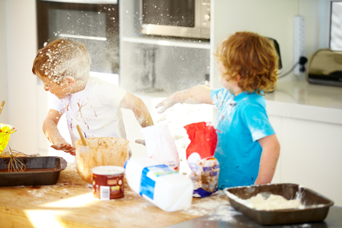 Быть мамою труд. Ребенок в муке. Кухня для детей. Малыш в муке на кухне. Готовка с детьми.
