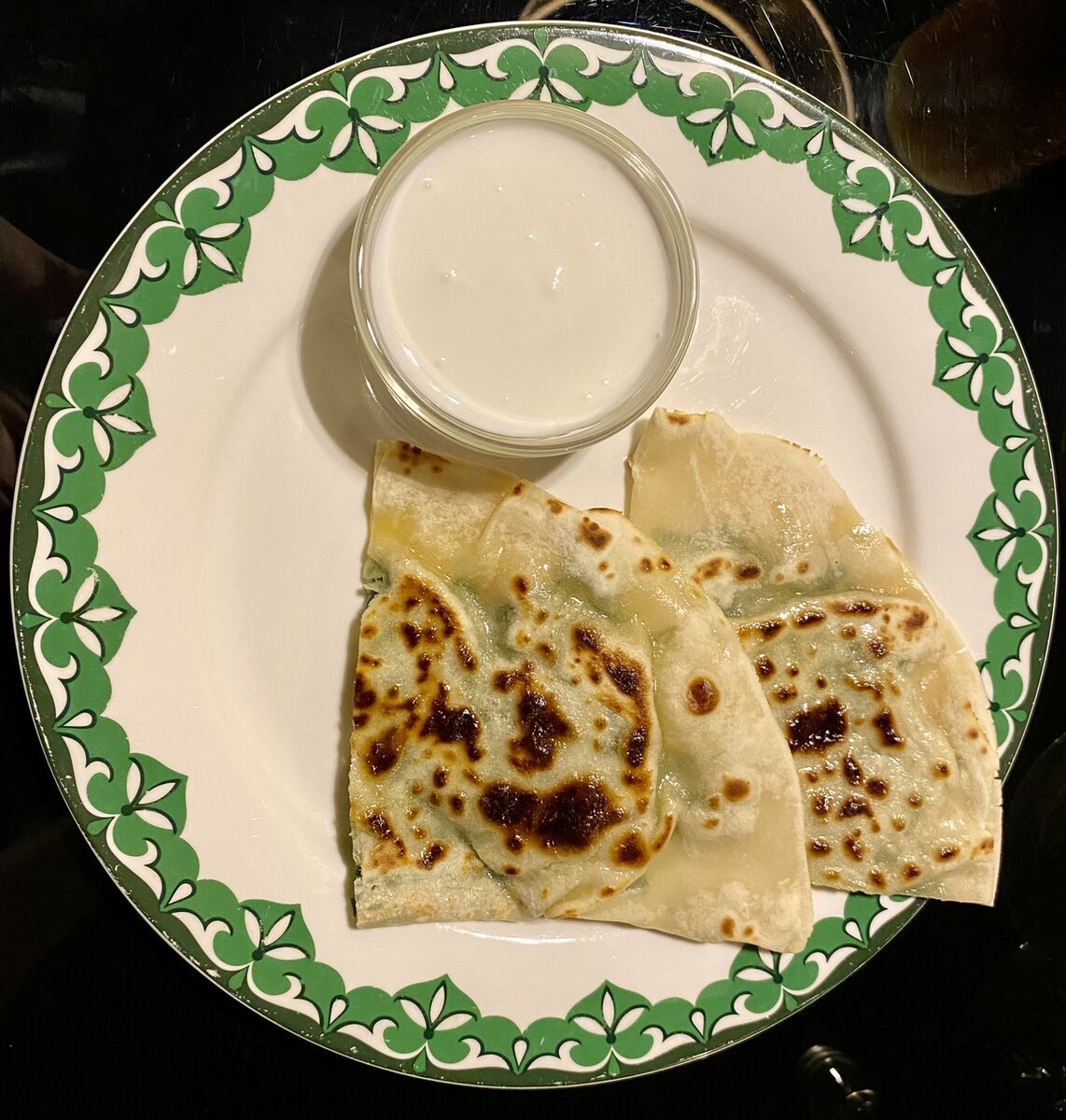 Горячий кыстыбай с зеленью и сыром