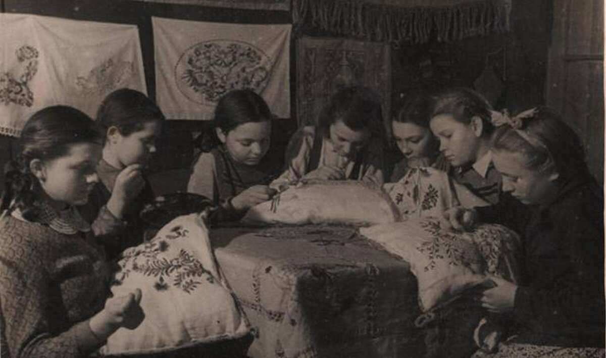 Хабаровский дом пионеров. Художественная, вышивка 1943г. https://regnum.ru/amp/3259980