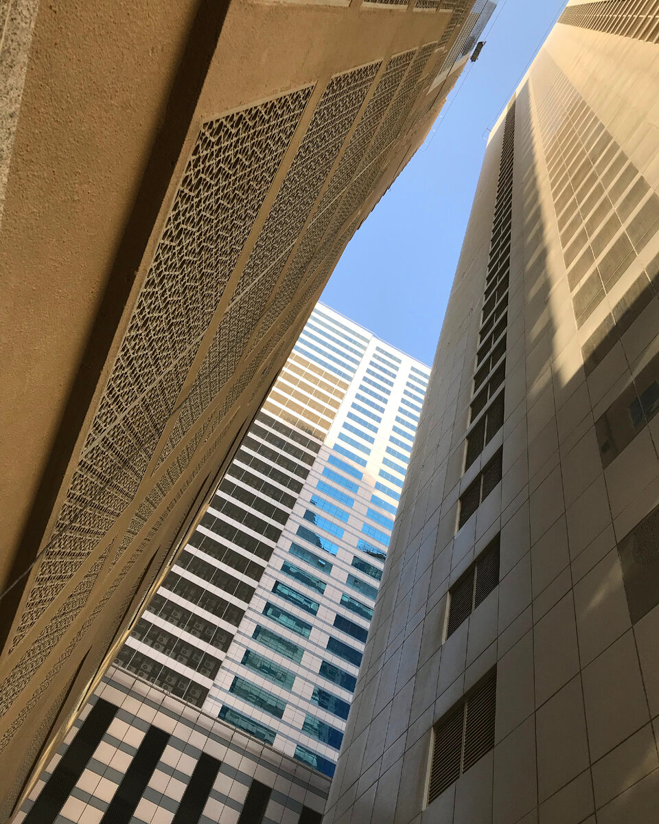 Это три разных здания в Шардже, а вовсе не одно, как можно подумать. Фото автора