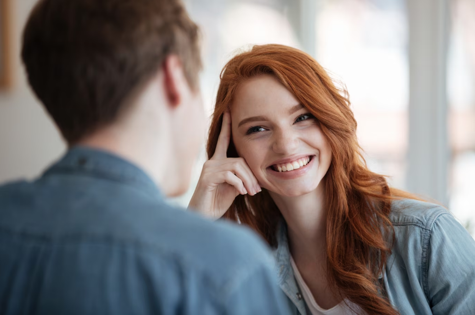 можно говорить. отношения мужчины и женщины. подруги ссорятся. две женщины в кафе. парень обнимает девушку фото.