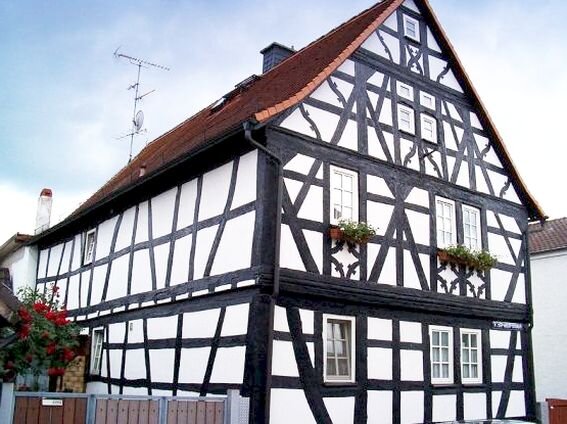 Немецкий каркасный дом типа фахверк. Видно, что это очень старый дом, но до сих пор стоит и не валится
