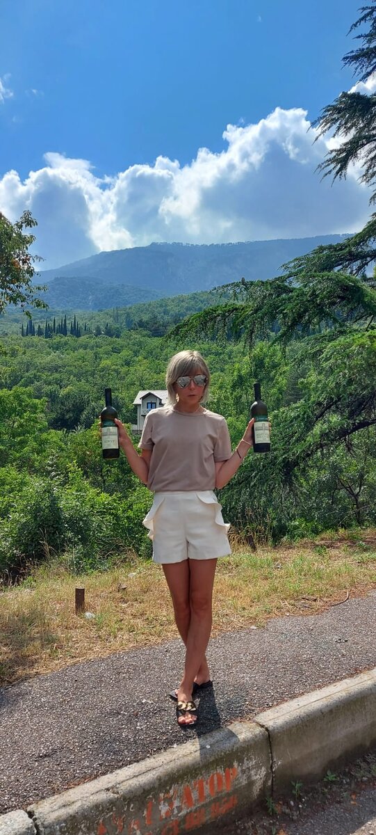 Ноги всегда перекрещиваю, как на фото, чтобы просвета не было видно :)