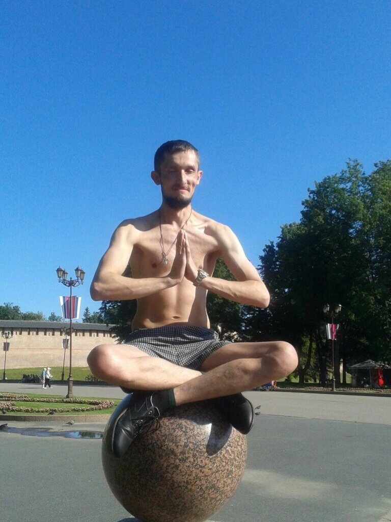 Медитирую перед началом плодотворного августа 😁🙏 На самом деле, фото старое– сейчас я капец какой бородатый 🧙‍♂️