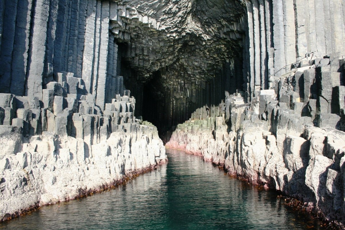 Шотландия пещера. Фингалова пещера Шотландия. Фингалова пещера (Fingals Cave), Шотландия. Пещера фингала, остров стаффа, Шотландия. Фингалова пещера Шотландия фото.