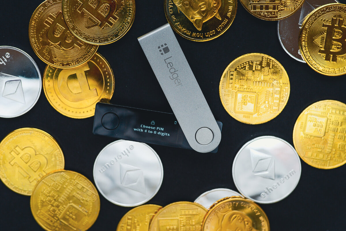 Холодный кошелек Ledger (увы, в Россию его уже не возят)