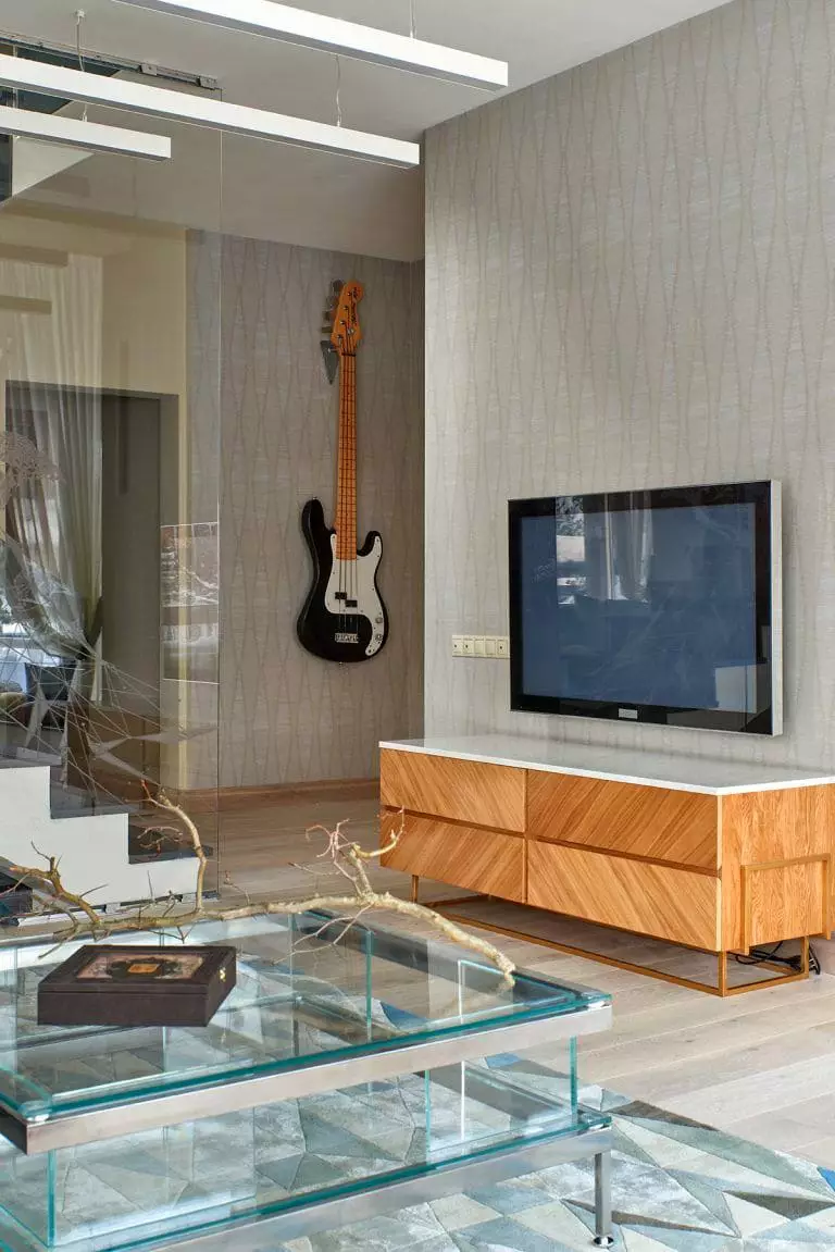 Александр Маршал стал популярен ещё десятки лет назад, свою карьеру певец вообще начинал с поездок по военным частям в Афганистане. Но это не мешает артисту шагать в ногу со временем во всём.-9