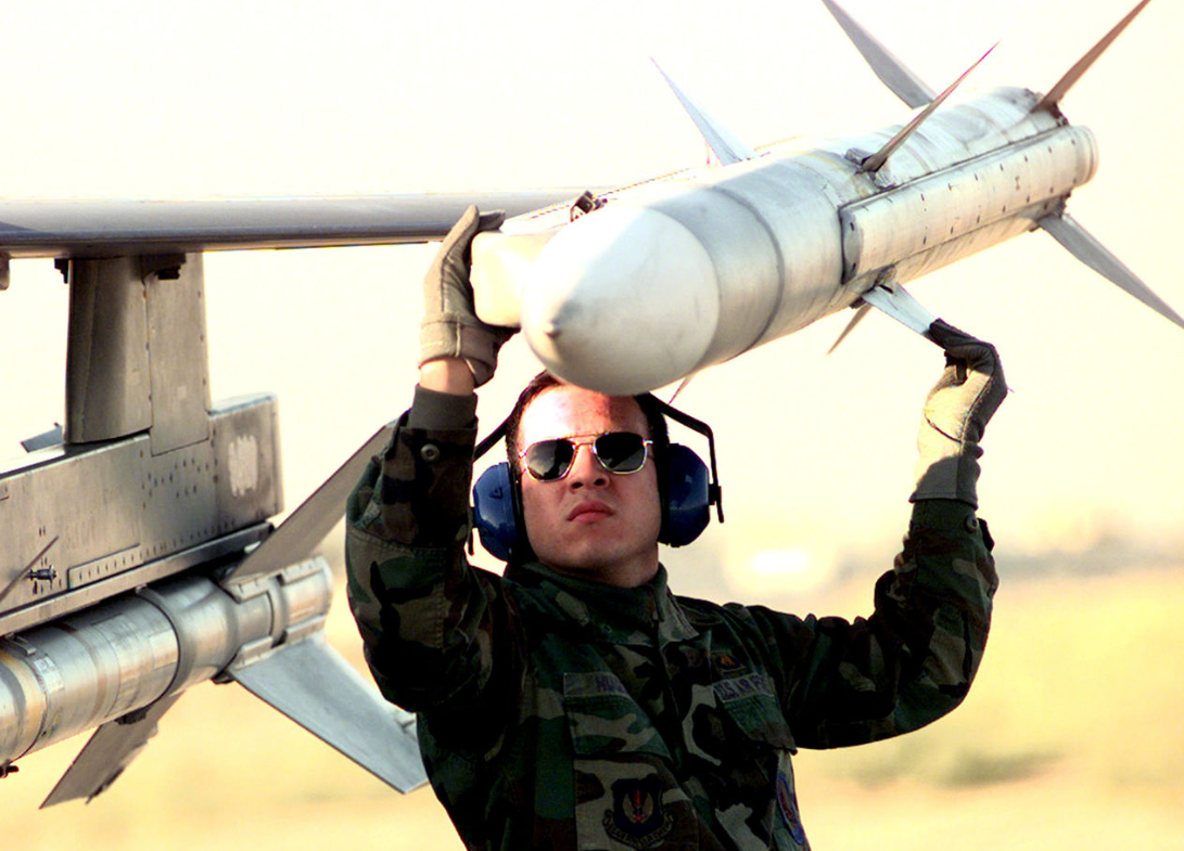 Лучшая американская ракета AIM-120 AMRAAM уступает Р-37М абсолютно по всем параметрам и с разработкой сверхдальних ракет в США как-то вообще не сложилось. Говорят, что получилось ещё у китайцев, но это не точно. Фото USAF 