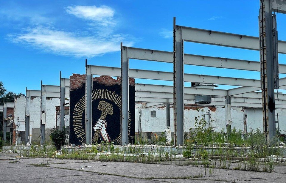    Работа художника появилась на одной из стен Горловки. Фото: Дмитрий Север/ТГ