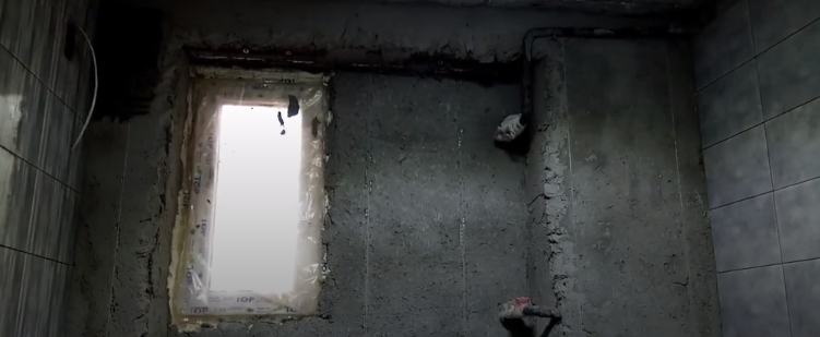 Оштукатуренная поверхность ниши с углублением.