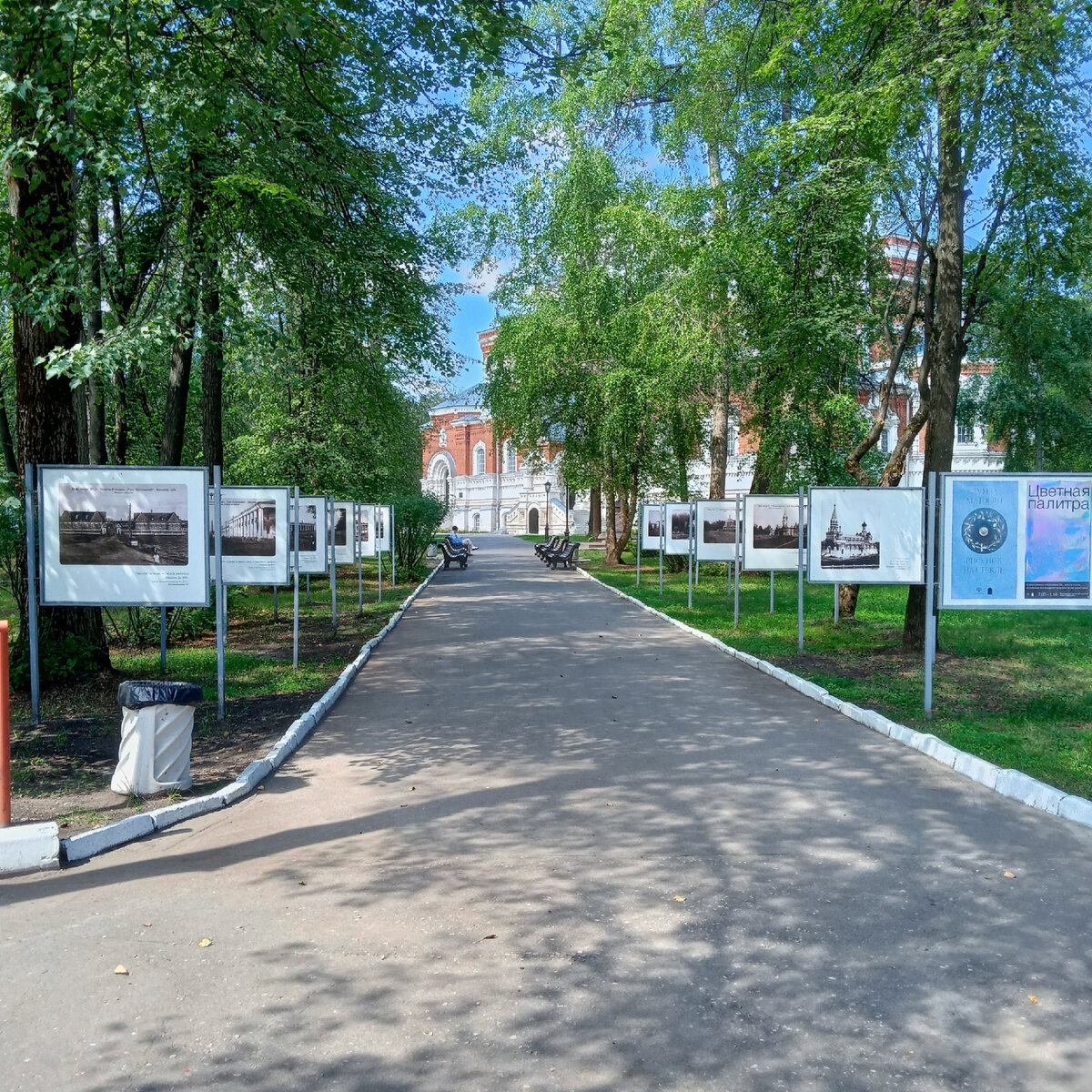 По аллее с фотографиями к музею