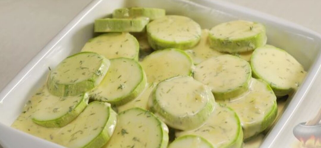 Нарезанные кабачки укладываем и поливаем смесью