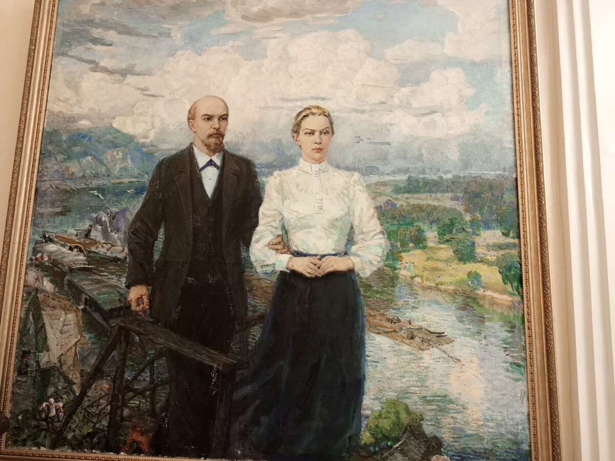 На этой картине, выставляющейся в Музее Ленина в Уфе, Владимир Ильич изображен выше, чем Крупская. Но Надежда Константиновна на самом деле была выше ростом, чем супруг. Фото автора.