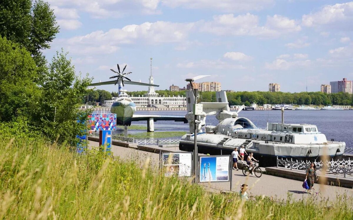 За последние десятилетия здесь преобразилось немало улиц, появились привлекательные места для прогулок и отдыха. Знойным летом главная точка притяжения – парк «Северное Тушино».-2