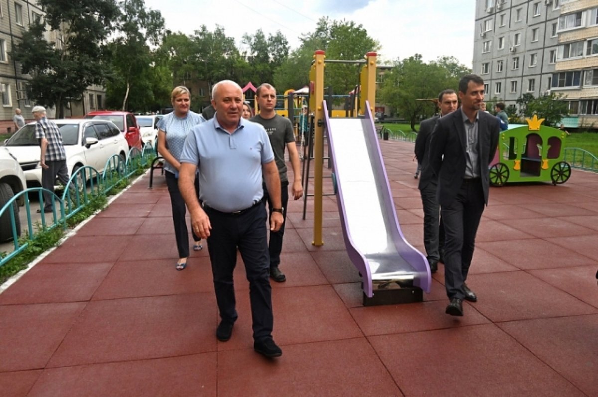    Сергей Кравчук проверил качество ремонта двора в Хабаровске