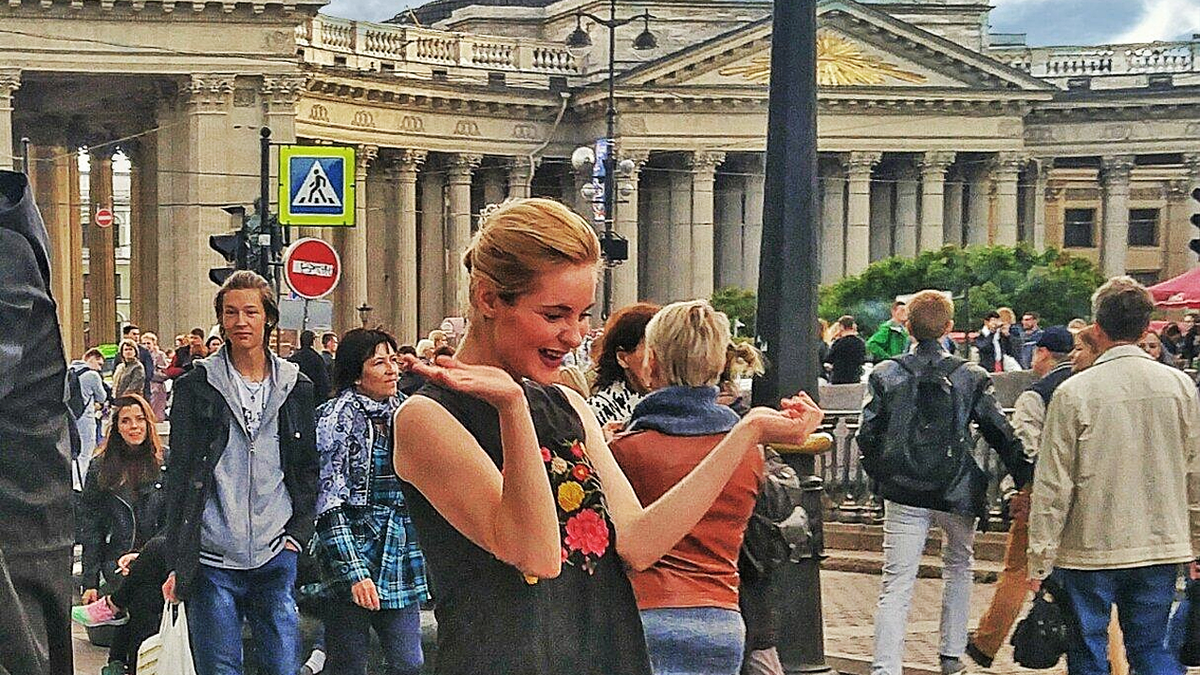 Я замедлил шаг в такт музыке, в этот момент сильная, но нежная рука, буквально втянула меня в спонтанно возникший "клуб" из танцующих парочек.