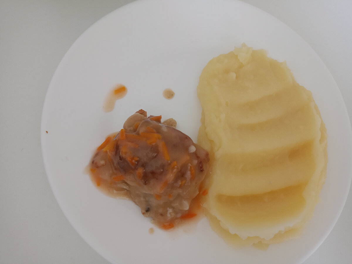 И мягкая мягкая картошечка с рыбной катлеткой в подливе. Тоже очень вкусно. 