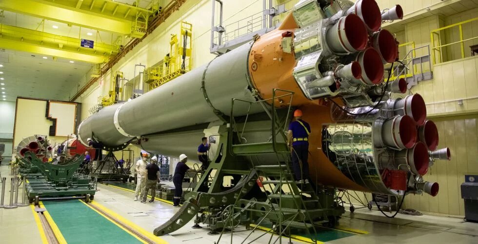 ракета на сборочном стенде.  фото:  яндекс картинки.