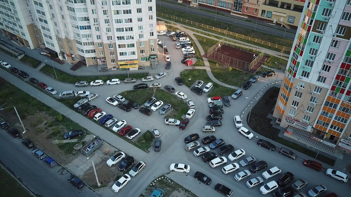     Для комфортной жизни горожан в каждом микрорайоне должна быть сформирована развитая транспортная инфраструктура. Однако далеко не все застройщики, возводящие многотысячные «человейники» в Казани, ставят работу в этом ключе в приоритет. Подробнее об этом — в материале.