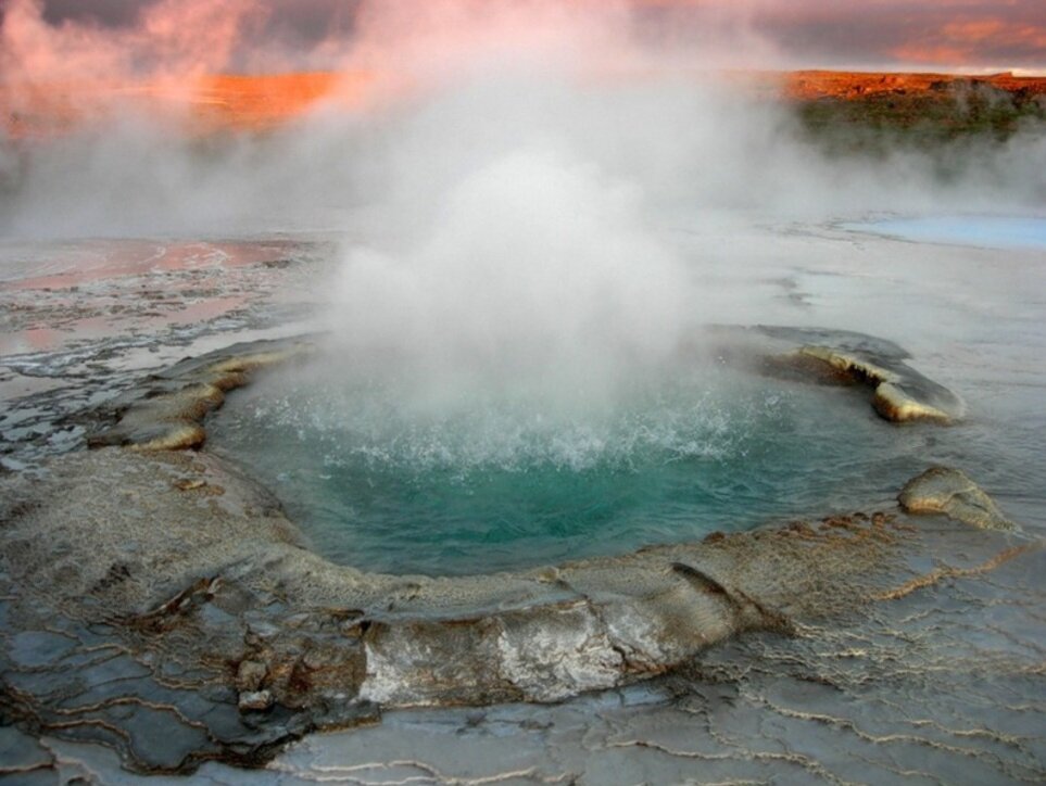 Кипящая земля. Голубая Лагуна Исландия Гейзер. Минеральные термальные источники в России. Геотермальные источники Исландии. Исландия термальные источники.