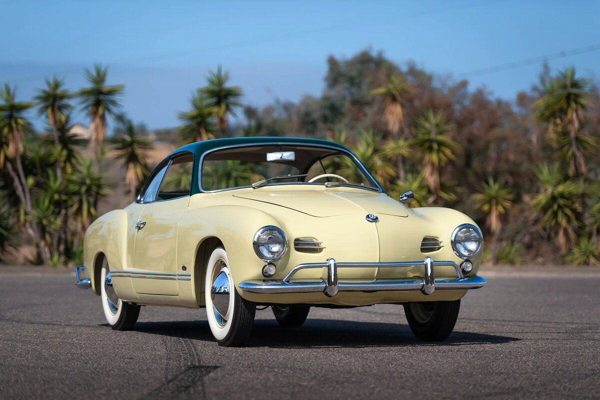 Volkswagen Karmann-Ghia 1958 года. Продан на аукционе Broad Arrow Auctions в 2023 году за 106 400 долларов!