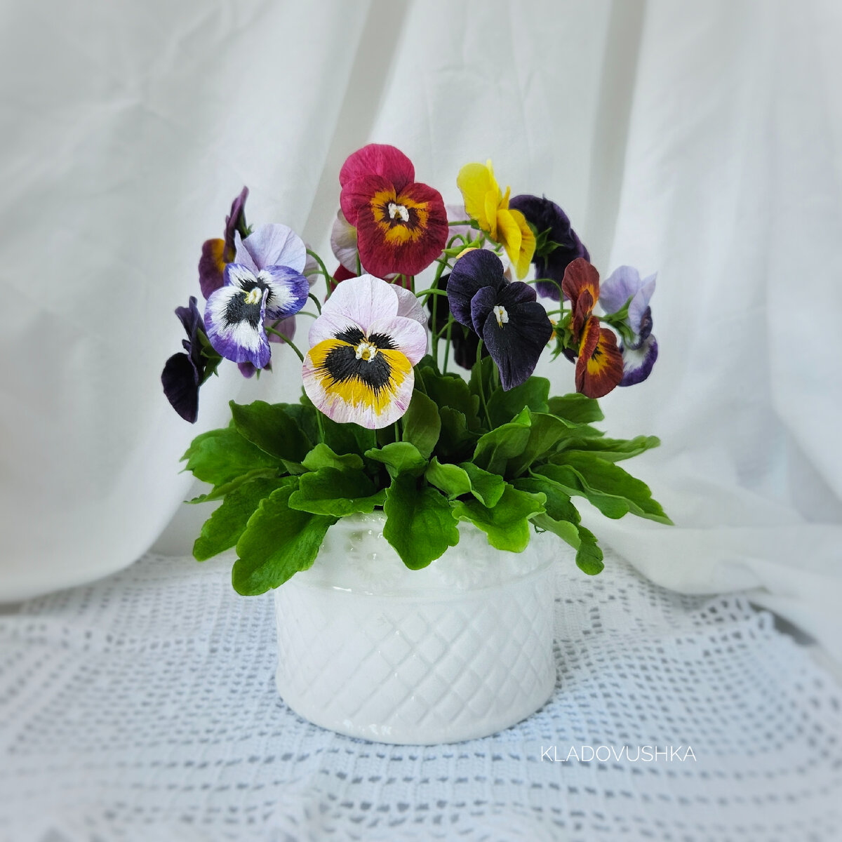 Анютины глазки из холодного фарфора. Работа Марии Картавых. Фото автора