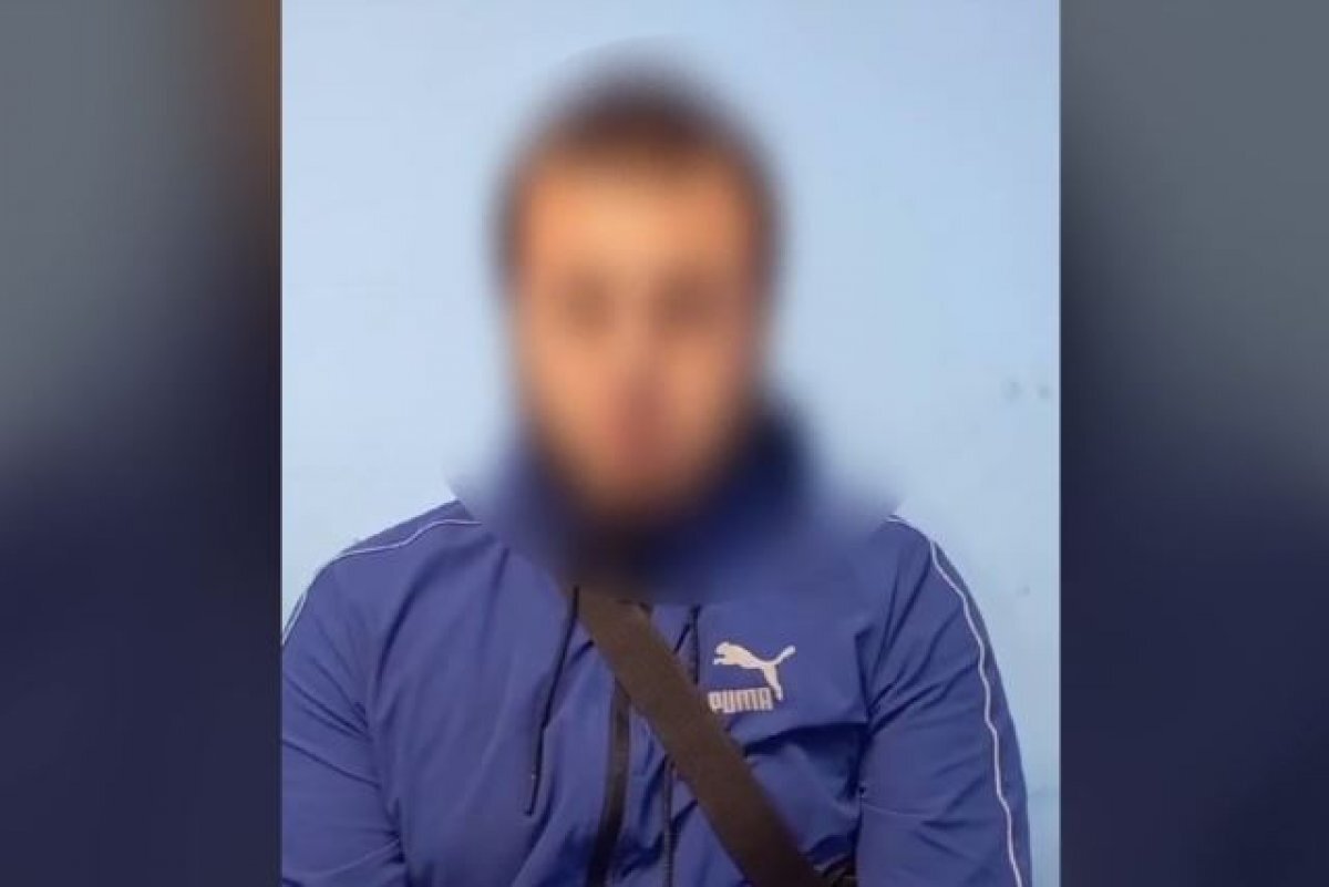    Двое парней украли российский флаг со столба в Челябинске