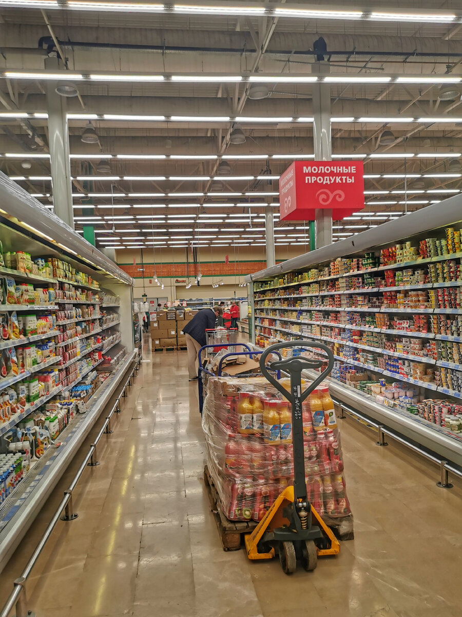 Отдел молочных продуктов "Ашана" под уклоном.