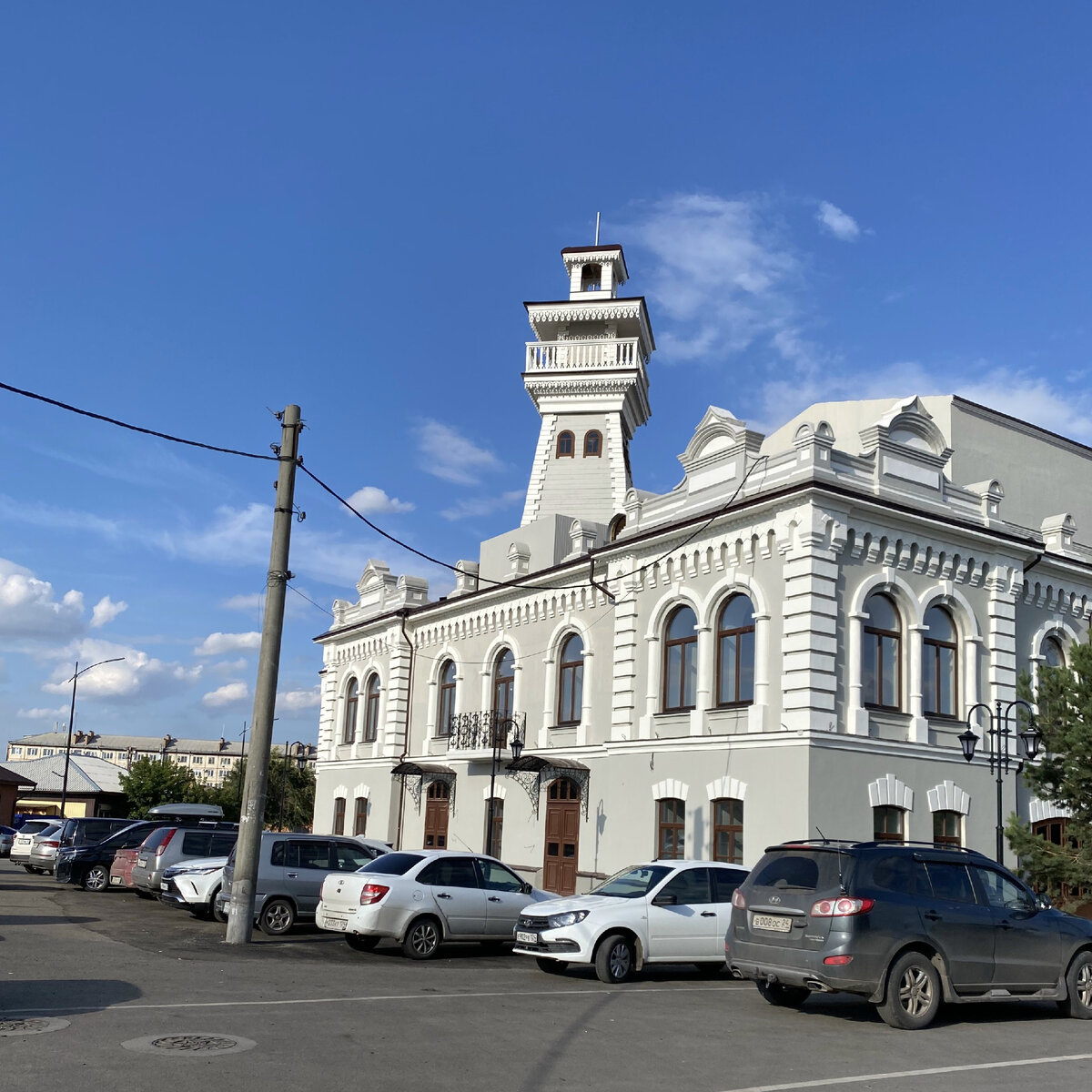 Старое здание. И каланча на месте.