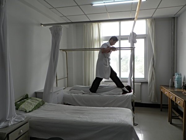 Это не я там лежу, фото взяла из интернета, но на нем Миша кому-то делает массаж ногами. Видно что руками он держится за поручни.