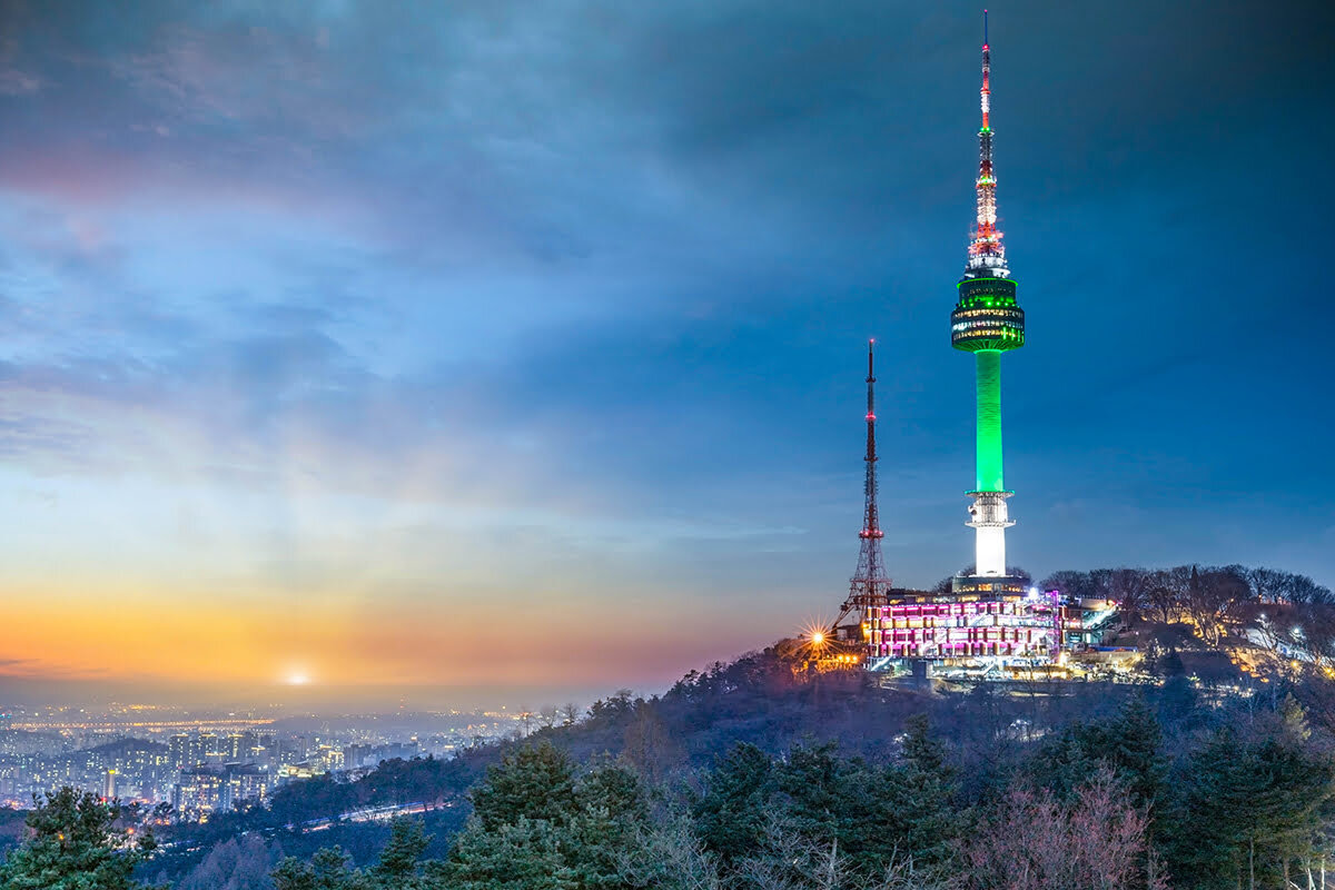 Seoul tower. Башня Намсан в Сеуле. Сеульская телебашня Республика Корея. Намсан парк канатка. Сеульская башня Намсан Эстетика.