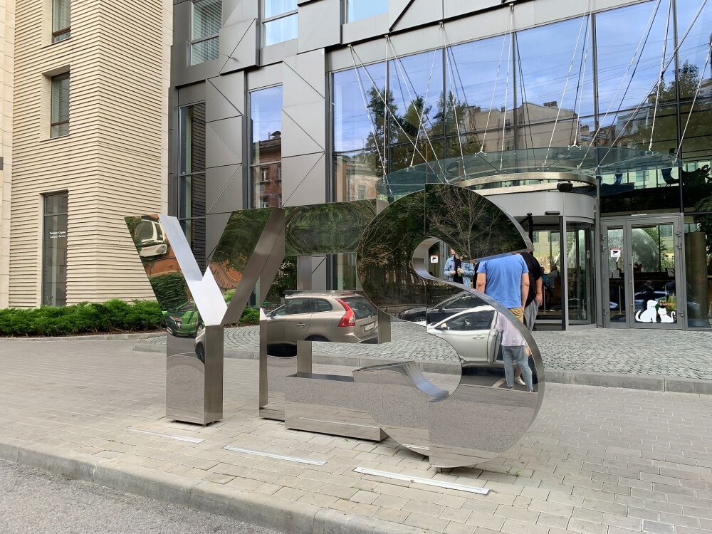 Вход в галерею Заренкова через холл апарт-отеля YE'S". Нужно подняться на лифте на последний 10-й  этаж