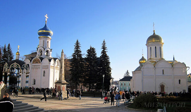 Духовская церковь(слева) и Троицкий собор