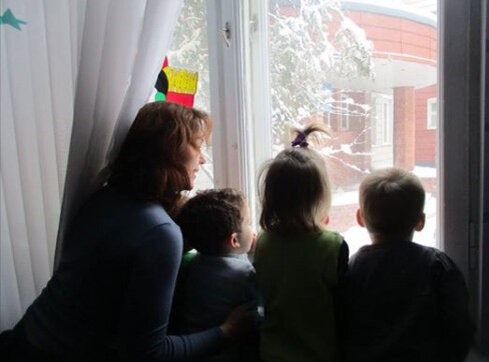 Любимое занятие смотреть в окошко. На улицу гулять не выводят:( 