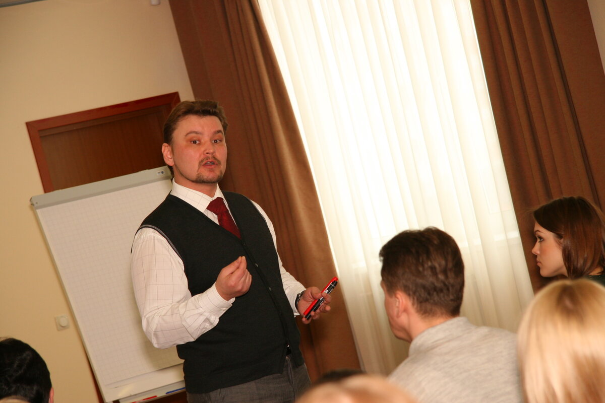 Любой работник компании это прежде всего человек с особыми ценностями, принципами и взглядами, которого нужно вписать в рабочий ритм всего коллектива. Как это сделать наиболее эффективно? Конечно же, нужно воспользоваться инстинктами мотивации. Автор статьи подробно описывает пять основных инстинктов человека, которые помогут мотивировать сотрудника. 
Традиционно руководители уделяют большое внимание осознаваемым мотивам человека и в большинстве случаев резервы неосознанных мотивов попросту оказываются неиспользованными.

И если в первом случае, случае эксплуатации осознанных мотивов, речь идет о контракте, общественном договоре, условиях обмена, обязанностях, полномочиях должностных инструкциях, то в случае обращения к бессознательным мотивам человека большое значение приобретают психологические резервы стимулирования персонала, коммуникативные, ассоциативные, символические, инстинктивные.

Бессознательные мотивы деятельности человека основываются на глубинных, древних, можно сказать архетипических инстинктах человека в настоящей авторской концепции «социальных инстинктов человека». Инстинктов, которые подобно желанию пить и есть, испытывать удовольствие и сохранять или приобретать ощущение безопасности, являются фундаментальными основами социальной личности. Личности как частички современного «племени людей».

Как отметил один мыслитель, «Человек — это социальное животное». Его инстинкты носят социальный, общественный, коллективный характер. Именно эти инстинкты заставляют, извините, набить морду бригадиру соседней бригады, после того как шеф презентует «трудовому» конкуренту музыкальный центр за хорошие результаты на очередном корпоративном празднике. Набить, потому что на уровне неосознанного считаешь, что больше заслуживаешь внимания руководства, а он нет.

Как мы видим, социальные инстинкты сильны. И инстинктов этих несколько:
Инстинкт самости;
Инстинкт территории;
Инстинкт племени;
Инстинкт борьбы;
Инстинкт справедливости.
Задача руководителя заключается в том, чтобы направить их в нужное русло, направить на увеличение результативности бизнеса.

Что же стоит за социальными инстинктами? Чем они являются? Как использовать это знание о механизмах социальных инстинктов в интересах бизнеса?

В наши дни все чаще и чаще дальновидные руководители бизнеса склонны вкладывать значительные средства в развитие сотрудников. Сегодня становится очевидным, что активность компетентного специалиста, реализовавшего себя в профессии, скорее подобна уму юноши (перефразируя мыслителя) — и она (активность) не есть сосуд, который надо наполнить, а, скорее, факел, который надо зажечь. А огонь этот, как водится, необходимо поддерживать, и ответственность за это лежит на руководстве.

Первым наиболее важным принципом в руководстве к действию по повышению уровня мотивации к труду и лояльности к фирме своих сотрудников должен стать принцип снижения демотивации. Иными словами, повысить мотивированность и лояльность сотрудников мы можем не только и не столько при помощи стимулирующих труд нововведений (индивидуального %, корпоративного процента, дополнительных бонусов и льгот), а в том числе за счет снижения влияния демотивирующих сотрудников факторов.

Логика проста: чтобы повысить мотивацию, надо начать «устранять» демотиваторы, то, что мешает работать, а не слепо внедрять стимуляторы, постановка которых может не сработать в существующих условиях. Итак, чтобы построить дом, надо зачистить площадку и обеспечить надежный фундамент. В противном случае в доме как минимум будет неуютно жить, а как максимум — может возникнуть аварийная ситуация.

Попробуем разобраться, какие демотиваторы у нас могут быть?

Традиционно в организационной психологии в качестве принципиальной патологии современной организации, демотивирующей персонал, выделяют демотивирующие коммуникации. За этим страшным словосочетанием стоит не менее страшный для бизнеса феномен. Феномен, в результате действий которого в силу традиции, мировоззрения руководитель в работе с подчиненными предпочитает указывать на упущения и недостатки в работе сотрудников, не утруждая себя позитивной оценкой определенных достижений сотрудников.

Что может получить руководитель в результате? Когда человек не получает позитивных «поглаживаний» в виде одобрений, позитивной оценки пусть и не очень значимых достижений, он может испытывать фрустрацию и чувство, что организация паразитирует на нем. В результате человек может платить тем же. Например, решением личных вопросов на рабочем месте за счет ресурсов организации, днями нетрудоспособности и т.д. и т.п. Не так давно краем уха услышал логику сотрудника — мысль типа «про себя»: «Если (шеф) еще орать будет, уйду на больничный».

Возвращаясь к теме социальных инстинктов человека, упомяну, что в данном случае начинает работать социальный инстинкт справедливости, когда человек тайно изменяет мир в соответствии с собственными представлениями о ценностях и правде. А эти ценности и эта правда могут в корне отличаться от представлений руководства, и в итоге сам сотрудник может создать себе имидж недобросовестного или хуже того — неблагонадежного.

Социальные инстинкты представляют собой бессознательные установки, которые подобно физическому или эротическому голоду заставляют нас либо прилагать усилия, либо сублимировать (перевоплощать) наши желания в другие формы активности. Например, рубить дрова как герой А. Челентано в комедии «Укрощение строптивого».

Итак, подобно животным инстинктам у человека, как и «социального» животного, есть и другие инстинкты. Еще одним ключевым социальным инстинктом человека выступает инстинкт территории.

Какие мысли приходят к вам относительно того, что может стоять за этим инстинктом? Мнений может быть масса. Кто-то видит, что инстинкт территории — это стремление человека быть ближе к дому. Кто-то видит, что это желание человека быть полновластным хозяином пространства, которое он считает своим и т.д.

Действительно, материальная территория — дом, сад, дача, полка в шкафу, рабочее место — это очень важная территория человека. И человек как бы то ни было стремится максимально обогатить и насытить эту территорию: пространственно, материально, символически. Мы хотим лучший телевизор, лучший салон автомобиля, лучшие часы, лучшие места под магазины, большие площади под производство и т.д.

И когда нам помогают в наших территориальных стремлениях, нас это мотивирует. Когда для нас открываются новые территории, новые пространства мы готовы работать интенсивнее, лучше, качественнее, если достижение результата связано с расширением территории. С другой стороны, когда нас ограничивают в наших территориальных стремлениях, нас тоже мотивируют. Мы можем стремиться сделать так, чтобы вернуть территорию: кресло, доверие, статус, должность и т.д.

В одной из торговых компаний по нашей рекомендации, например, была предложена практика лишать (ограничивать в пользовании) торговых представителей служебных автомобилей в случае невыполнения плана продаж более чем на 30% от 2-х месяцев подряд. Вы знаете, сработало. Люди стали активнее продавать, стали более мобилизованы, а обычный инструмент бизнеса стал фактором стимулирования. Можно сказать, что это манипуляция. Да, это так. Но, в конце концов, каждый сам принимает ответственность как за результат дела, за методы его достижения и установку границ применения приемов повышения эффективности управления. А критерий управления один — максимум результата при минимуме затрат. Не так ли?

Нельзя забывать, что территория, которую стремится обогатить и насытить человек, не обязательно материальна и осязаема. Речь также может и должна идти об учете психологической территории человека. Для кого-то такой территорией выступает его личное время (чем больше, тем лучше), и тогда лучше накинуть 5-7 дней отпуска в год, чем добавить 2-3 тысячи рублей (2-3 сотни у.е.) в месяц. Для кого-то такой территорией выступает объем индивидуальных полномочий, а кто-то в качестве собственного пространства может рассматривать сотрудников, данных в помощь для подготовки и реализации проекта. Кто-то также может рассматривать своей территорией и объем своей профессиональной ответственности, а «не учет» этого фактора может привести к потере значимого специалиста, потере времени, потере значительных средств.

Вспоминается случай, когда года три назад со мной поделилась грустной историей руководитель уважаемого в Екатеринбурге кадрового агентства. «Представляешь, — сказала она, — нашли клиенту отличного главного бухгалтера. Деловая, профессиональная, хваткая, надежная. Проработала 1,5 месяца и ушла за две недели до окончания «гарантийного срока» агентства. А все почему? Оказывается, договорились, что она будет отвечать и за то и за это, а потом клиент решил, что возьмет еще и финансового директора. Финдиректора — взял, ответственность перераспределил, зарплату сохранил, а главбух — ушла. Сказала, мало ответственности, для меня несерьезно с моей квалификацией. Вот такие дела».

У каждого своя территория, поэтому управленцу просто необходимо знать, что зажигает, а что тушит факел активности ваших сотрудников.

Территорией сотрудника мы можем считать одно, что ближе нам. А интересы сотрудника могут лежать в другой плоскости, и, что самое ужасное, эта плоскость не всегда осознаваема человеком, но это не значит, что ее нет, и это не значит, что ее нельзя установить. Своей территорией человек может считать возможность продолжать обучение, возможность одеваться так, как ему удобно, возможность задерживаться на работе или возможность любоваться профилем коллеги. Это, разумеется, еще далеко не все.

Инстинкт самости заключается в стремлении человека руководствоваться в принятии и внедрении своих решений при работе над каждым важным результатом.

Что это значит?

То, что каждый человек наиболее эффективен, когда руководствуется целями, которые сам себе поставил, а не внешними инструкциями и распоряжениями. Именно поэтому сессии стратегического планирования наиболее эффективны, когда тренер-модератор использует методы вовлечения мнений, интеллектуального и волевого потенциала каждого члена сессии через вопросы, доклады, защиты, дискуссии и моделирование коллективного принятия решений так, чтобы «внутренний» и «внешний» разговор каждого участника стратегического планирования совпадали. Если этого не будет, то внешне лояльные стратегической «линии партии» люди будут лишь имитировать работу над внедрением стратегии, не являясь её приверженцами.

Поэтому 100% эксплуатация «инстинкта самости» возможна только при вовлечении подчинённых в совместное проектирование и внедрение не только стратегических, но и оперативных решений. Этому часто помогает эксплуатация следующего инстинкта.

Инстинкт борьбы — это бессознательное стремление человека противопоставлять свои интеллектуальные и физические возможности вызовам внешней среды. Если этих вызовов нет, то люди придумывают борьбу внутри отдела за одобрение шефа, лучшее место в кабинете или иное право быть исключительным. Если невозможно отменить борьбу (а с инстинктами всё обстоит именно так) — нужно её возглавить. Точнее, нужно придумать борьбу по правилам, пока она не превратилась в стихийную «борьбу всех против всех», пусть и латентную (скрытую).

Что делать, чтобы направить эту энергию в мирных целях? Нужно создать вместо конкуренции без правил — соревнования по правилам, например, за звание лучшего продажника, бригадира монтажного участка или даже цеха.

Правила создания соревнования сравнительно простые. Необходимо определить 2-4 критерия, по которым сравниваются сотрудники, цехи, отделы, подразделения или даже бизнес-единицы. Далее устанавливается deadline и система подсчета результатов (иногда счётная комиссия, вызывающая доверие).

Показателей должно быть несколько, чтобы можно было определить лучшего по прибыли (или дебиторке), объему производства новинок или привлечению новых клиентов. Победители должны определяться регулярно и справедливо! А здесь можно подключить и резервы другого социального инстинкта.

Инстинкт племени — это бессознательное стремление людей сохранять или приобретать членство в сообществе, сопричастность к которому дает материальные или не материальные блага человеку (в нашем случае — работнику).

У Дональда Трампа есть любимый анекдот:

«Новичок, устроившийся на работу в компанию, спрашивает у старенького служащего:

— Как давно вы здесь работаете?
Тот отвечает:

— С того момента, как сказали, что ещё месяц и уволят к чёртовой матери!»

В этом юморе есть большая правда. При грамотно поставленной модели управления люди должны ценить работу на предприятии и опасаться её лишиться. Этому помогает постоянное заслуженное поощрение профессионалов и специалистов, растущих в компании вертикально или горизонтально.

Постоянные переходы сотрудников из одной касты внутри компании в другую. С одного этажа на другой, из одного офиса в другой — более престижный, сопровождаемый возможностью носить относительные символы, вроде значков или цвета одежды на производстве, отличающих работяг от бригадиров, а бригадиров от руководителей или специалистов более высокого ранга.

Хорошая идея постепенно расширять перечень бонусов для эффективных работников, начиная с возможности выбрать время отпуска и заканчивая объемом или ставкой кредитования сотрудников работодателем в зависимости от заслуг подчинённых или стажа.

Удачи в мотивации команды!
