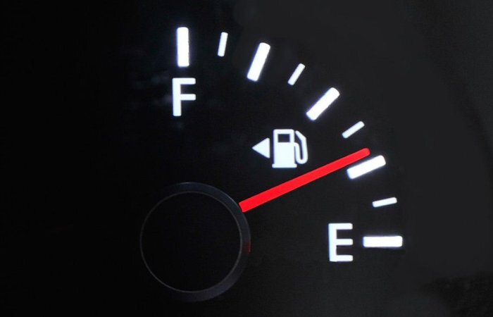  Если бензин в баке стремится к нулю.