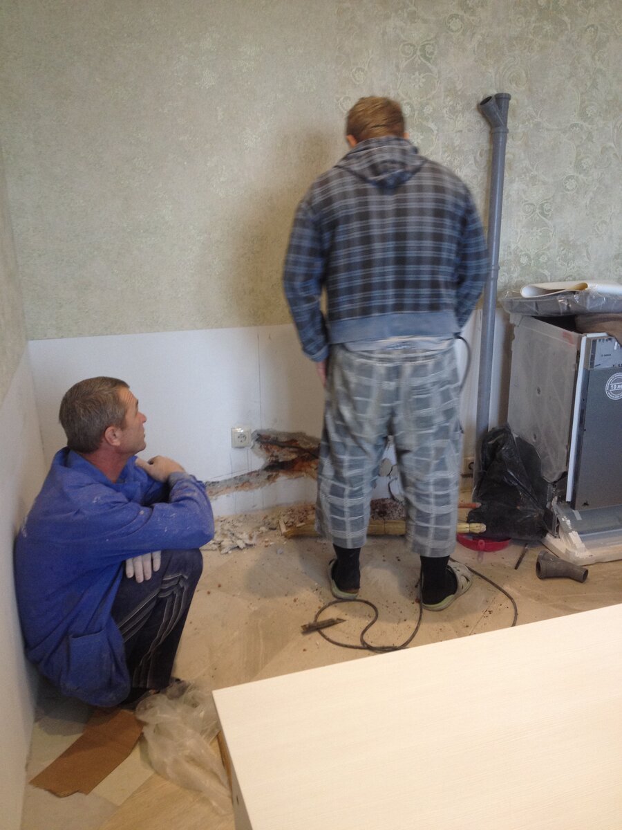 Не встала. Еще и сантех-выводы за посудомойкой. Нельзя!!!