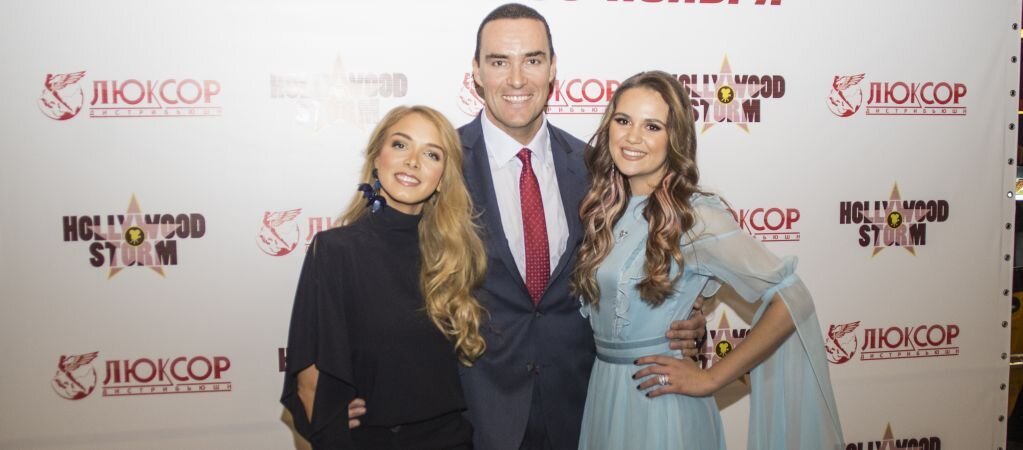  Александр Невский – для российского кино персона уникальная. Он продюсирует кино, снимается сам, приглашает в свои фильмы заметных актеров и вполне успешно экспортирует «русскую идею» за рубеж, при этом у Невского остается время на спорт, написание книг и общественную деятельность. Накануне старта проката новой картины с участием Александра Невского «Максимальный удар», снятой, между прочим, легендарным Анджеем Бартковяком, мы встретились с Александром на московской премьере и церемонии закладки отпечатков рук актера и продюсера на Аллее звезд «Люксор», чтобы поговорить об Арнольде Шварценеггере и Кевине Спейси, о звездах новой ленты и профессиональных «хейтерах», о судьбе русских в Голливуде и московском морозе. У нас снова все по максимуму, absolutely!