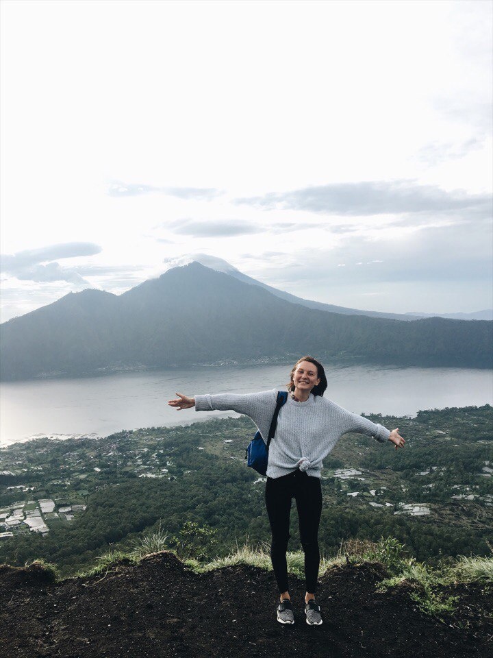 В Индонезии очень много вулканов. И это круто! Я смогла посетить только один  - Батур, потому что второй вулкан Агунг начал проявлять активность. В сми тогда эту тему раздули, на самом деле ничего смертельного. Я прям влюбилась тогда в горы и хочу, что бы и вы полюбили их.   