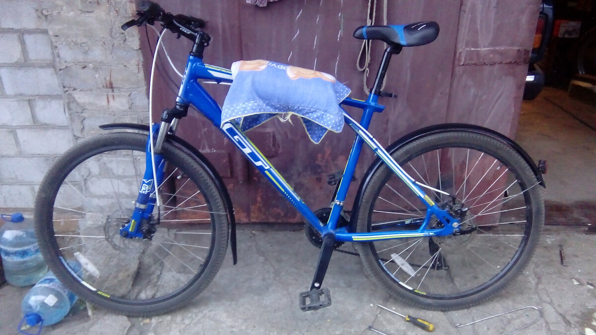 потом зачухал крылья .купил грунт-эмаль черную для пластика в баллоне. и сверху потом лаком вскрыл.