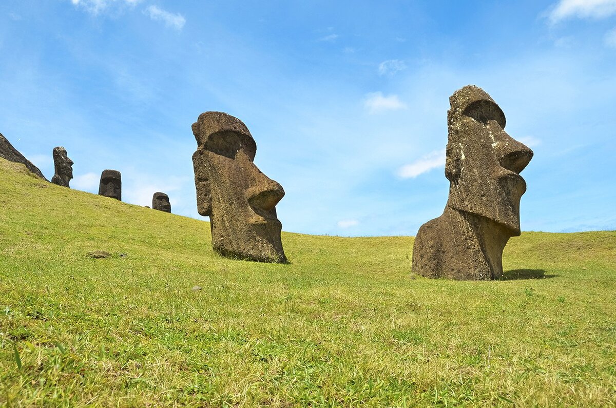 Остров Пасхи, каменные головы Моаи в карьере Рараку, Национальный парк Рапа-Нуи. 