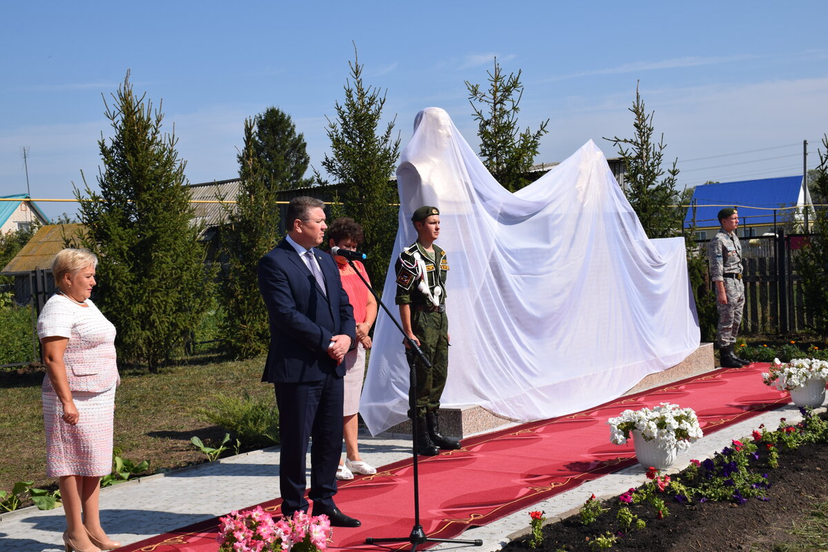 Алмаз Ахметшин в торжественной обстановке открыл мемориальный комплекс