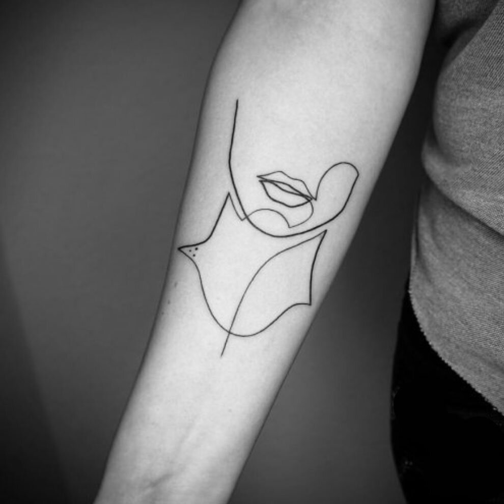 «Работа линиями» - так с английского языка можно перевести название стиля «linework». Это один из самых молодых стилей татуировки, основанный на минималистичности изображения и выполнении его одноцветными линиями. Геометрия рисунка может складываться в картинку в виде животного или растения, так и нести привязки к каким-либо предметам, образуя своеобразный узор на основе линий. Также к этому стилю можно отнести новое направление, в котором работают современные мастера – татуировку в одну непрерывную линию.
Tattoo artist: Mo Ganji9. Трэш-полька / Trash-polka
