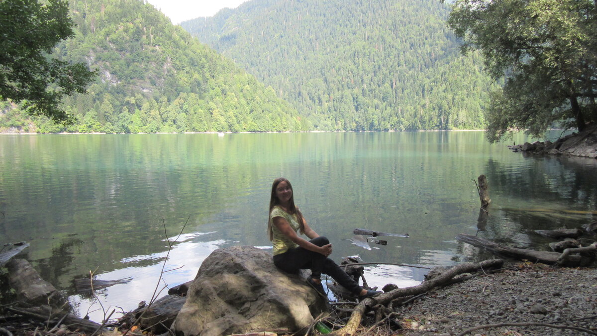 Озеро рица как добраться. Озеро Рица Легенда. Легенды Абхазии Рица. Озеро Рица Легенда о девушке.