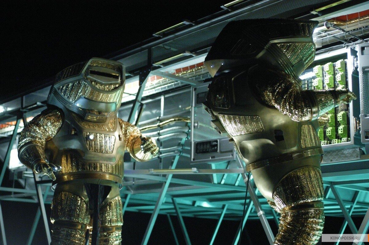 Нет, это не роботы и не инопланетяне из фантастического кино 50-60-х. Так в 2057 году, по версии Дэнни Бойла, будут выглядеть скафандры для работы за бортом корабля в околосолнечном пространстве. И не надо ха-ха! Создателей фильма, между прочим, консультировал настоящий физик... если, конечно, они не врут. 